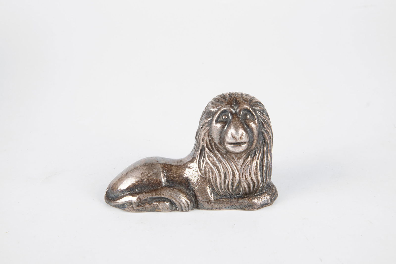 Lion: Lion Metal Casting. Traces of age. Fully sculpted reclining lion. L. 10 cm