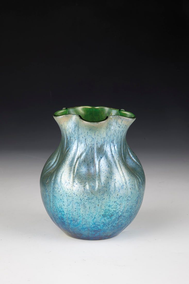 Little Vase ''Rusticana'': Small vase ''Rusticana'' Loetz Wwe., Klostermühle, 1899 Green glass with silver-yellow crumble melting, blown into optical shape with gnarled structure. Muzzle five-passed. Matt iridescent. H. 10.5 c