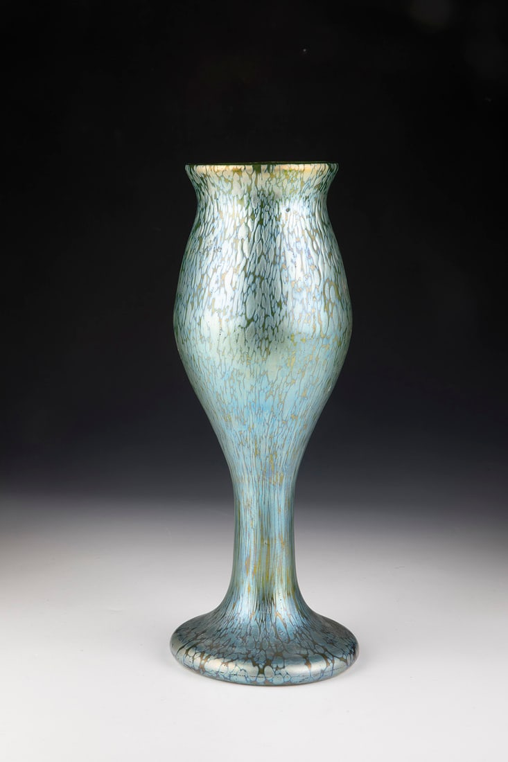 See ''chalk Papillon'': Vase ''creta Papillon'' Loetz Wwe., Klostermühle, c. 1900 Light green glass with dense silver-yellow crumb melting. Matt iridescent. H. 31.5 cm.
