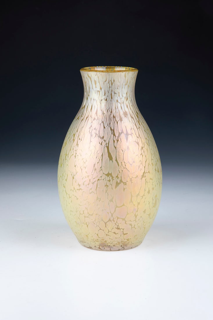 Vase ''candia Papillon'': Vase ''candia Papillon'' Loetz Wwe., Klostermühle, c. 1900 Colourless glass with flat crumb melting in silver yellow. Matt iridescent. H. 19 cm.