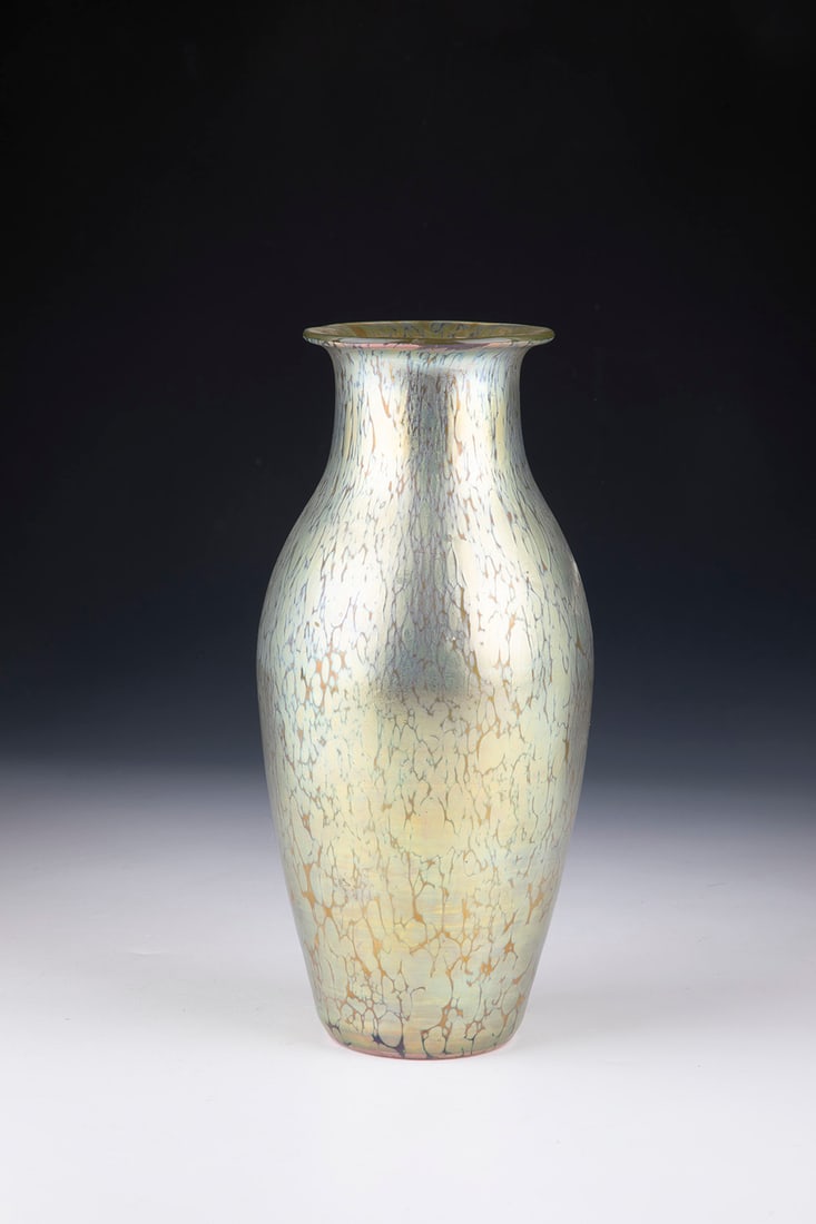 Vase ''candia Papillon'': Vase ''candia Papillon'' Loetz Wwe., Klostermühle, c. 1900 Colourless glass with flat crumb melting in silver yellow. Matt iridescent. H. 23.5 cm.