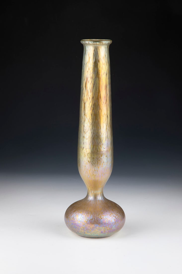 Vase ''candia Papillon'': Vase ''candia Papillon'' Loetz Wwe., Klostermühle, c. 1900 Colourless glass with flat crumb melting in silver yellow. Matt iridescent. H. 30.5 cm.