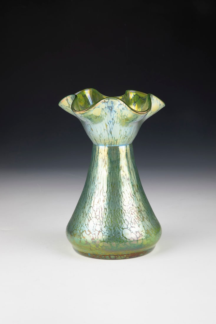 See ''chalk Papillon'': Vase ''creta Papillon'' Loetz Wwe., Klostermühle, c. 1900 Light green glass with dense silver-yellow crumb melting. Muzzle passig. Iridescent. H. 16 cm.