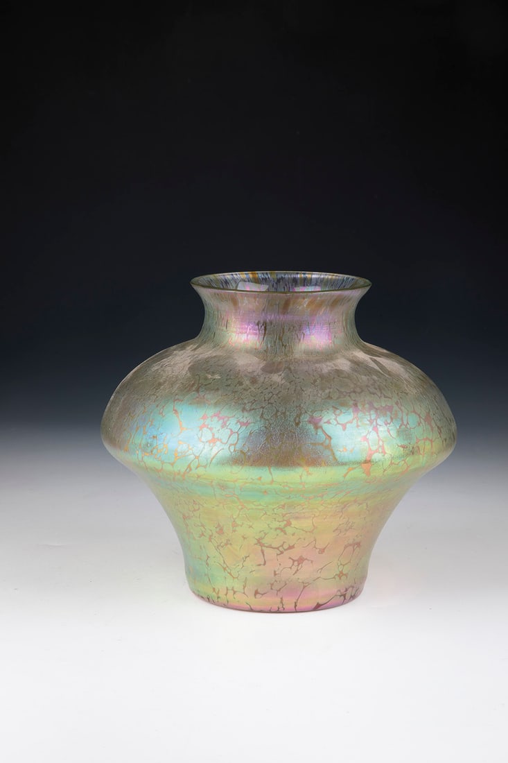 Vase ''candia Papillon'': Vase ''candia Papillon'' Loetz Wwe., Klostermühle, c. 1900 Colourless glass with flat crumb melting in silver yellow. Matt iridescent. H. 16 cm.