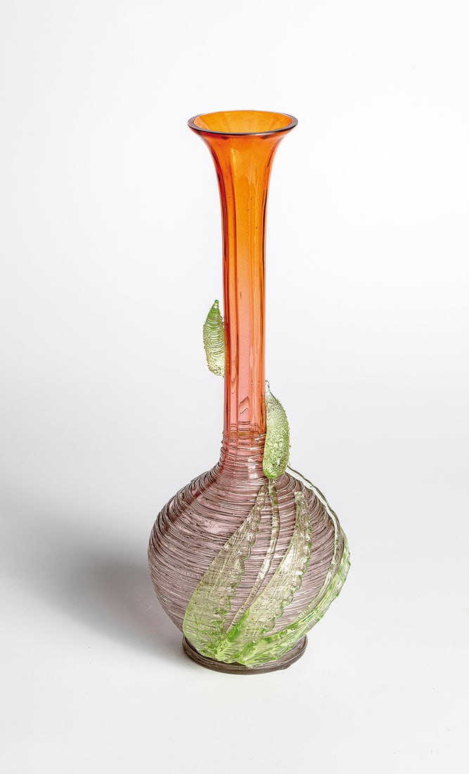 Long-neck vase ''salmon pink gradient Pêle-Mêle with Reseda'': Long-necked vase ''salmon pink gradient Pêle-Mêle with Reseda'' Loetz Wwe., Klostermühle, 1894 Colourless glass, gradient from top to bottom with salmon pink underpinning. The outer wall is wound w