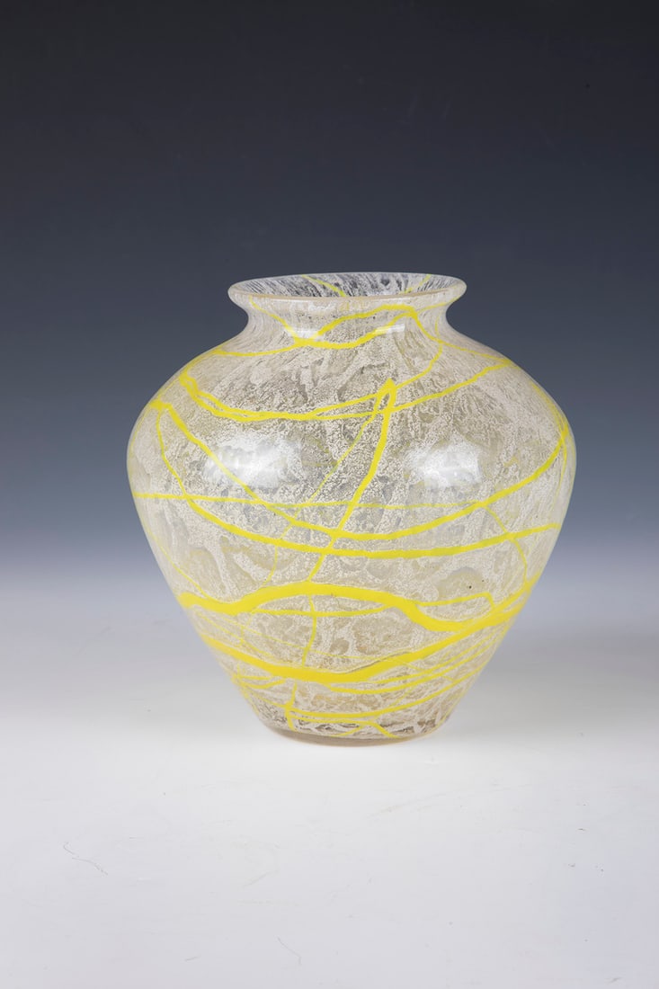 Vase: Vase Loetz Wwe., Klostermühle, c. 1935 So-called foam glass. Melted, white powder and melted threads in yellow. H. 16 cm.