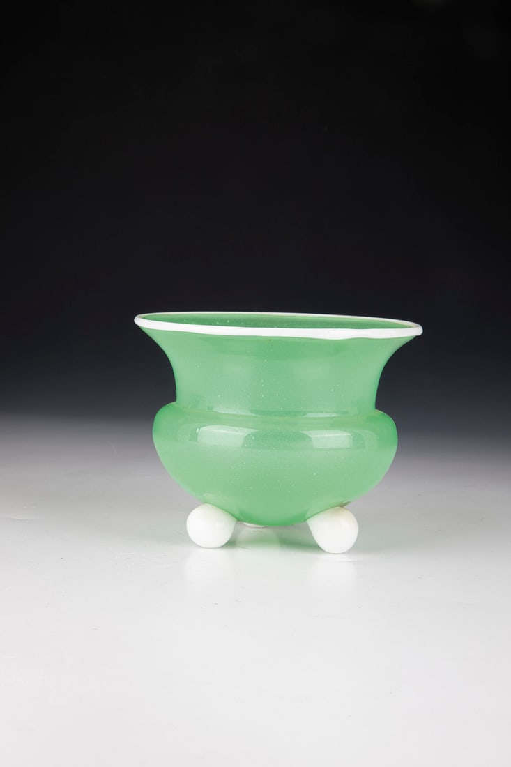 Foot shell: Foot bowl Loetz Wwe., Klostermühle, 1925 Uranium glass. The three spherical feet and the applied muzzle rim made of white glass. H. 9 cm.