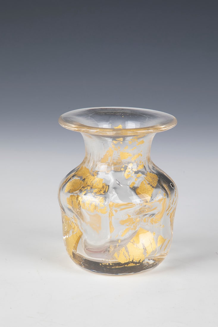 Rare vase ''Goldglas'': Rare vase ''gold glass'' Loetz widow, Klostermuehle, around 1900 Colourless glass with rolled-up, cracked gold foil and gold dust, colourless overlay. Underside signed in engraving with arrow mark. H.