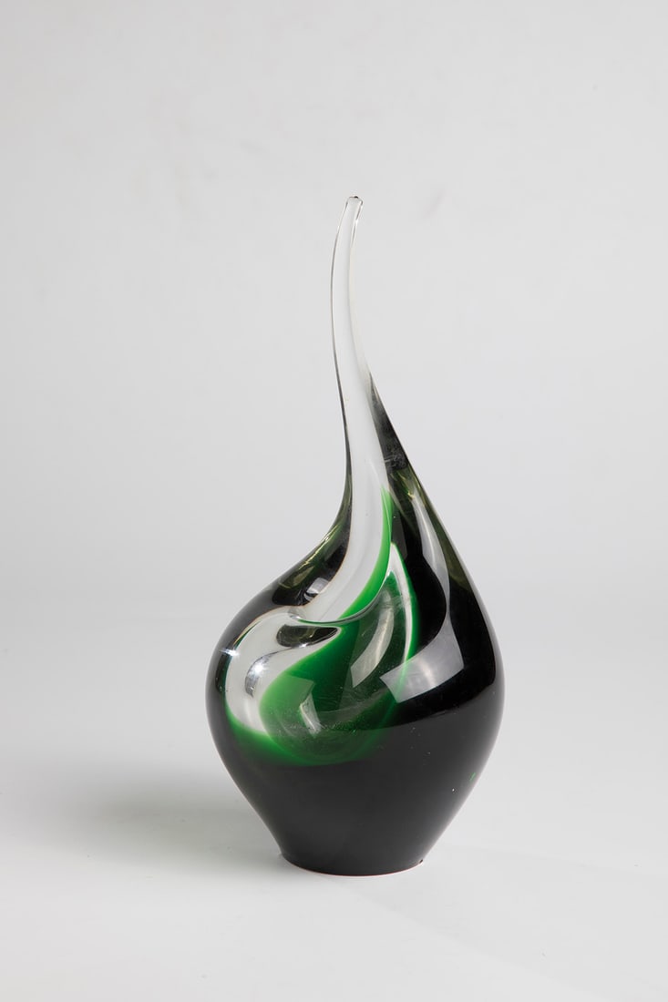 Orchideenvas ''Flamingo'': Orchid vase ''Flamingo'' Peter Lütken for Holmegaard, 1960 Thick-walled, colourless glass with emerald green underlay. Referenced in the bottom: Holmegaard 1960. H. 24 cm.