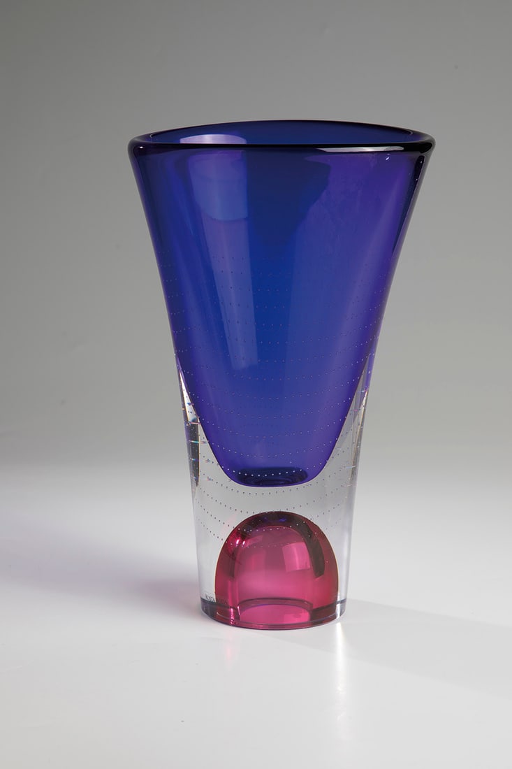 Vase ''Zoom'': Vase ''Zoom'' Göran Wärff (design), Kosta Boda, c. 1999 Thick-walled, colourless glass with blue and pink underlay. Large-scale pierced air bubble décor. Underside inscribed in engraving: Kosta Bod