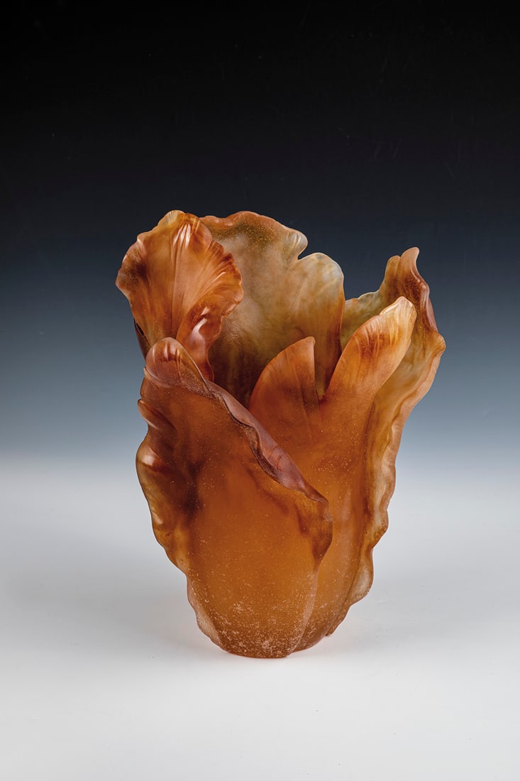 Busche "Tulipe": Vase ''Tulipe'' Cristallerie Daum, after 1986 Large version in the colour Ambre. Pâte du verre in amber, in the shape of a tulip. Underside in engraving inscribed ''Daum France''. With original box.
