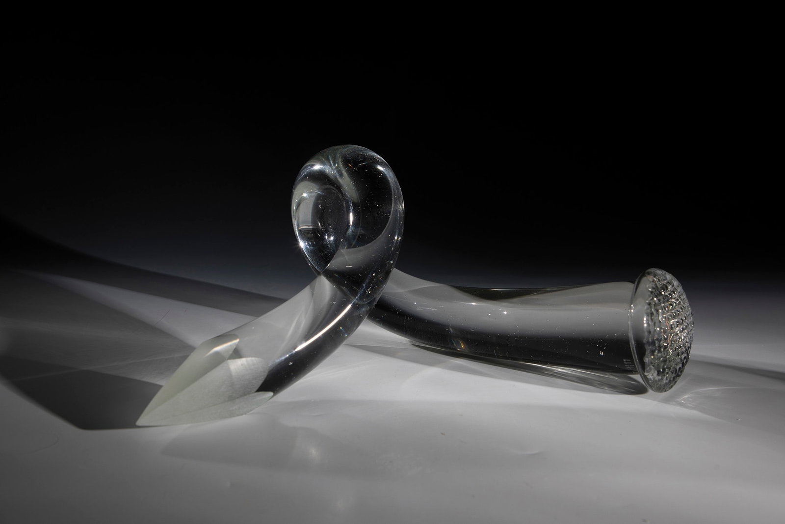 Object ''Nagel'': Object ''Nagel'' H.W. Hundstorfer, 1988 Colourless glass, freely formed, cut and matted. Signed: H.W. Hundstorfer 1988. H. 15.5 cm; 33 cm.