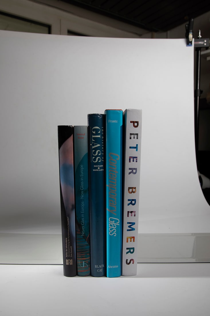 Mixed Lot of 5 Reference Books Glass: Mixed lot of 5 specialist books glass Peter Bremer, an artist's journey; S.K. Frantz, Contemporary Glass; Helmut Ricke, Reflex der Jahrhunderte, Dan Klein/Ward Lloyd, The History of Glass; Helmut Rick