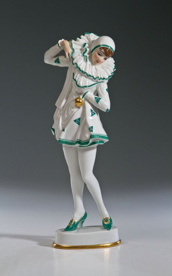 Pierrette (Anita Berber): Pierrette (Anita Berber) Pierrette (Anita Berber) Constantin Holzer-Defanti (Entwurf) 1920, Rosenthal (Ausführung), 1927 Auf goldstaffiertem Ovalsockel. Staffiert in farbiger Aufglasurbemalung. Krage