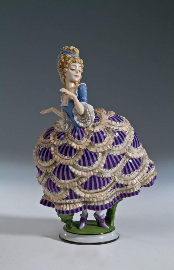 ''Pikiert'': 'Pikiert'' ''Pikiert'' Constantin Holzer-Defanti (Entwurf) 1921, Rosenthal (Ausführung), um 1921 Rokokodame auf Rundsockel mit zwei Blattstützen stehend. Farbige Aufglasurbemalung mit Gold. Beide H�