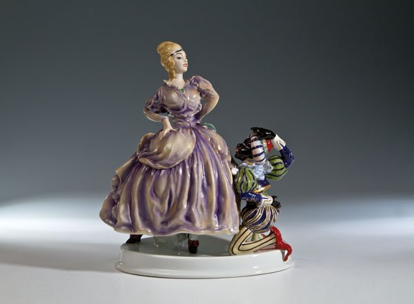 ''Abgeblitzt'': 'Abgeblitzt'' ''Abgeblitzt'' Constantin Holzer-Defanti (Entwurf) 1921, Rosenthal (Ausführung), um 1921 Auf ovalem Sockel. Reich staffiert in polychromer Aufglasurbemalung und Gold. Beide Hände des M