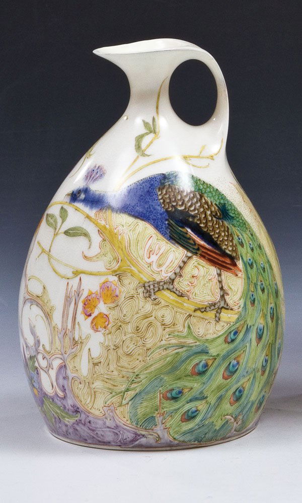 Krug mit Pfau: Krug mit Pfau Krug mit Pfau ''Amphora'', Rozenburg/Oegstgeest bei Leiden, um 1916 - Dekorentwurf: S. Schellink Eierschalenporzellan, bunt glasiert in Orange-, Gelb-, Blau-, Braun-, Lila-, Grün- und G