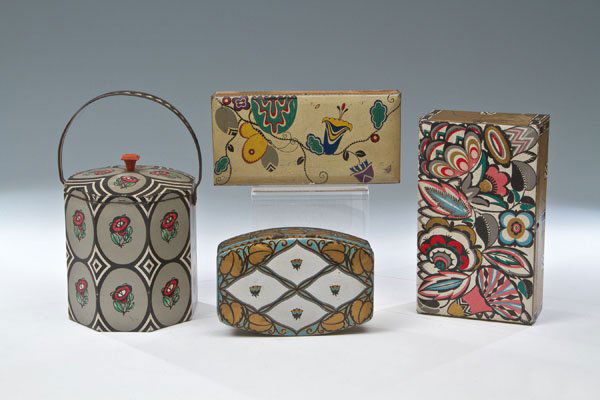 Vier Dosen für die Keks-Fabrik H. Bahlsen: Vier Dosen für die Keks-Fabrik H. Bahlsen Vier Dosen für die Keks-Fabrik H. Bahlsen u.a. Entwurf von Emanuel Josef Margold, um 1915 Weißblech, gepresst, mehrfarbig bedruckt. Gold- bzw. beigefarbene