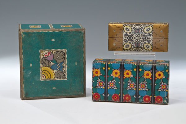 Drei Dosen für die Keks-Fabrik H. Bahlsen: Drei Dosen für die Keks-Fabrik H. Bahlsen Drei Dosen für die Keks-Fabrik H. Bahlsen u.a. Entwurf von Ella und Emanuel Josef Margold, um 1915 Weißblech, mehrfarbig bedruckt. Wandung und Scharnierdec