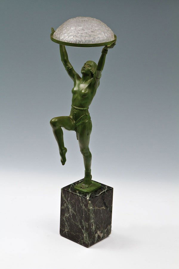 Max Le Verrier: Max Le Verrier Max Le Verrier Neuilly-sur-Seine 1891 - 1973 Paris Art Deco Lampe. um 1930. Metallguß, grün patiniert auf schwarz geädertem Marmorsockel, farbloses Glas. Auf Plinthe bez. ''LE VERRIE