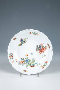 Teller ''Ch'i-lin'': Plate ''Ch'i-lin'' Meissen, c. 1740 Deeply hollowed, round plate on a standing ring. In the mirror in Kakiemon style according to the Japanese model in fine, polychrome painting, a flower and grass