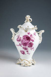 Lidded vase: Lidded vase Meissen, 18th century, body on gold-trimmed seed base. The muzzle section is irregularly warped and decorated with gold. Floral arrangements and scattered flowers on the front and back in