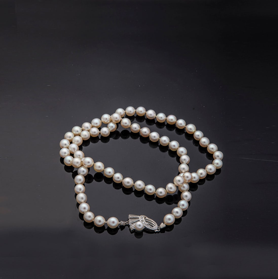 Perlencollier: Pearl necklace necklace made of 69 Akoya cultured pearls. Very good chandelier and white-pink overtone. D. 7.30-7.46 mm. 585 white gold clasp with three octagonal diamonds and small Akoya cultured pea