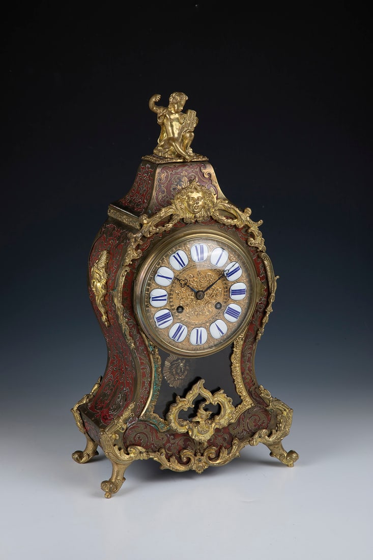Boulle Clock: Boulle watch H. Molle, Paris, Medaille d'argint 1855 Covering the ground made of red-backed lacquer with inlays of ornamented brass in the so-called Boulle technique. Gilt bronze appliqués: tendrils,