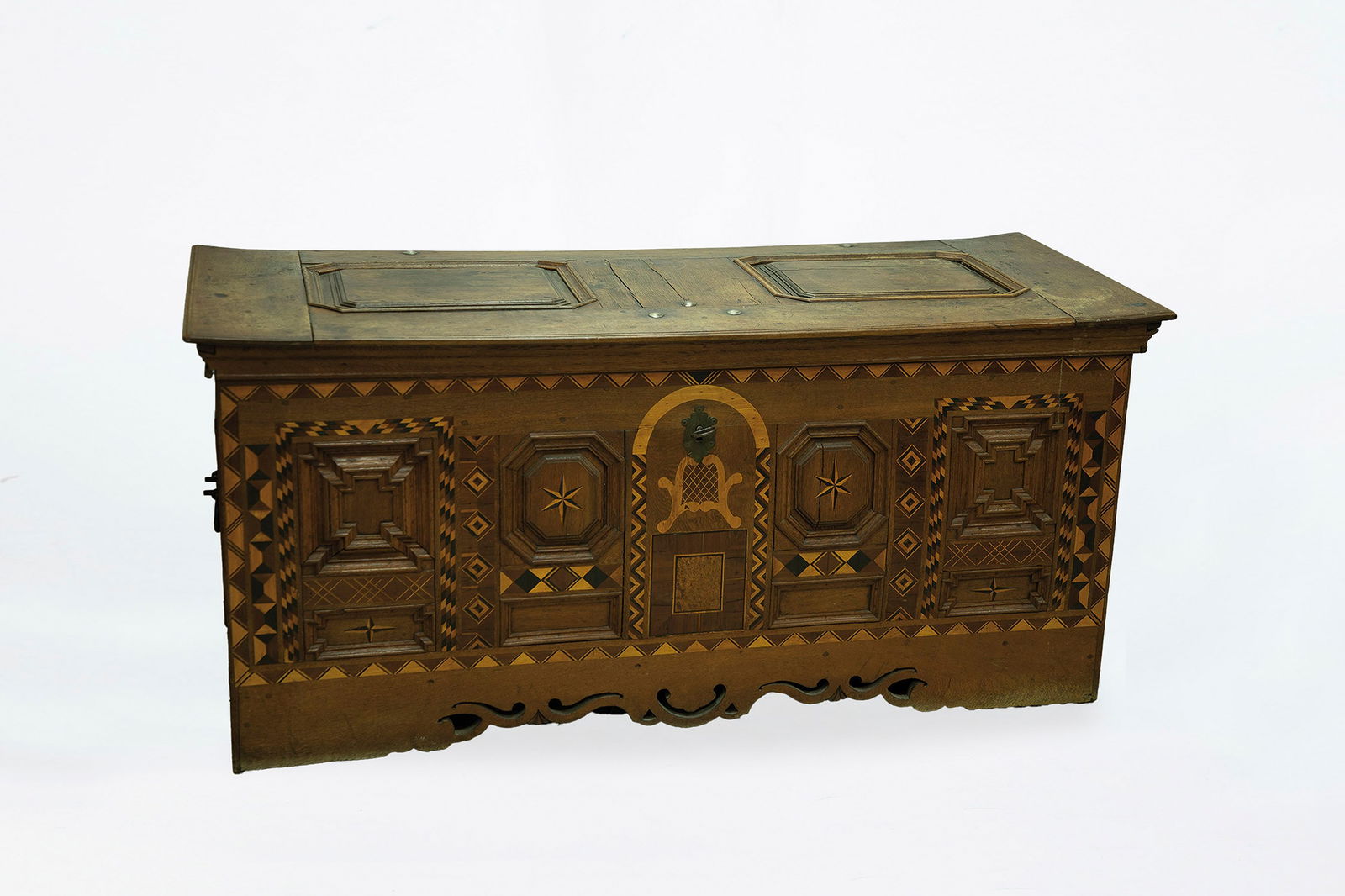 Seltene Intarsientruhe (1 of 1)