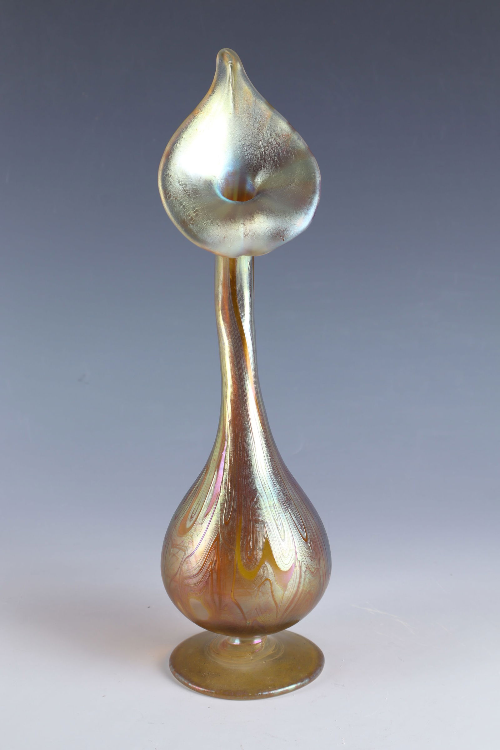 Rosensprenggefäss ''candia Phaenomen Gre 202'': Rose Explosive Vessel ''candia Phaenomen Gre 202'' Loetz Widow, Klostermühle, c. 1900 Colourless glass with yellow opal underlay. The colourless top layer was spun with silver-yellow threads, these i