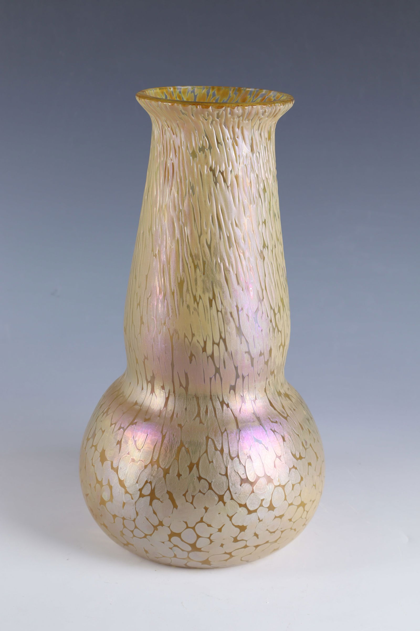 Vase ''candia Papillon'': Vase ''candia Papillon'' Loetz Wwe., Klostermühle, c. 1900 Colourless glass with crumb melting in silver yellow. H. 28 cm.
