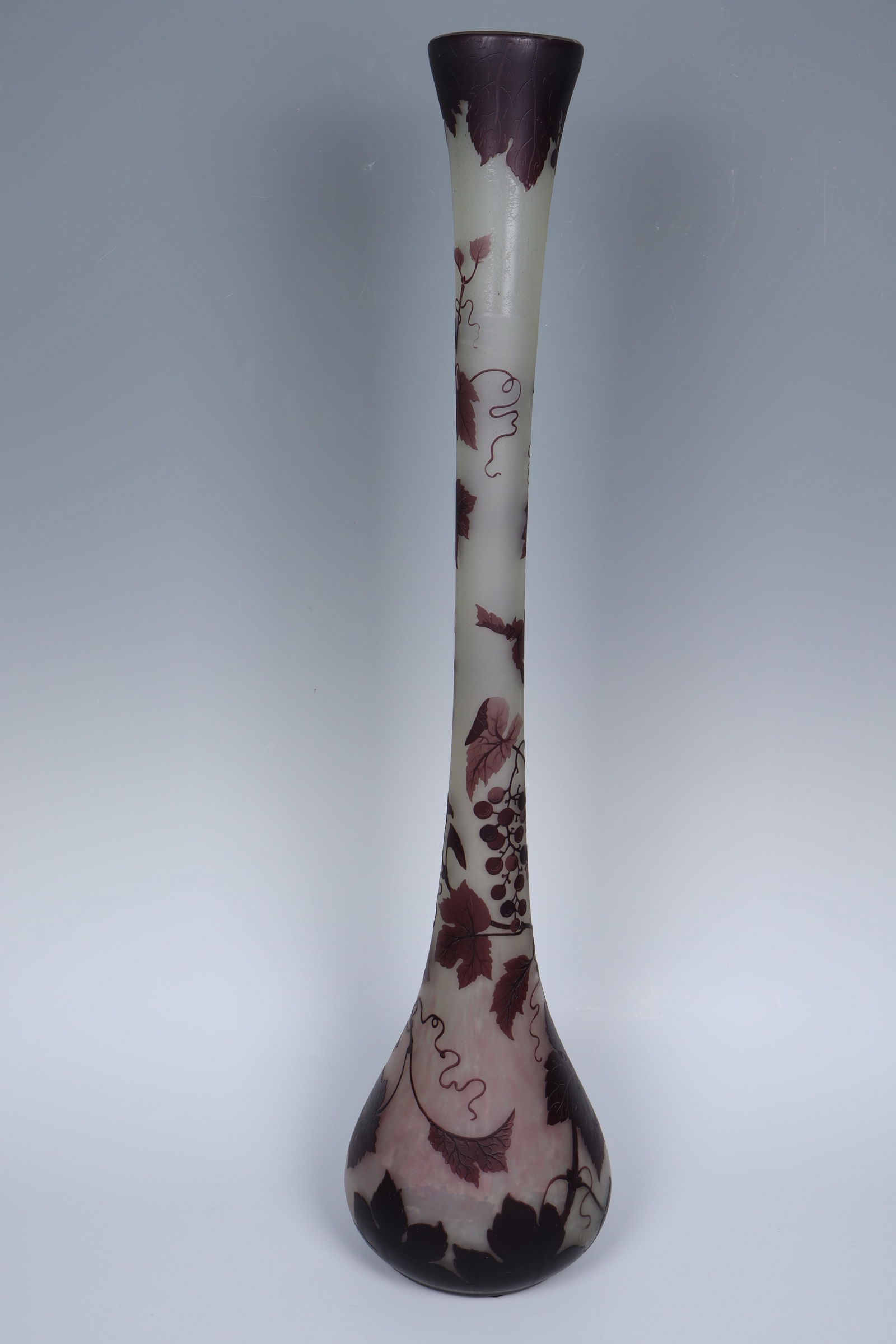 Floor vase with wild vine: Floor vase with wild wine Loetz Wwe., Klostermühle, c. 1920 Colourless glass with whitish opal underlay and dark violet overlay. In the lower part of the vase violet powder inclusions. Etched decorat