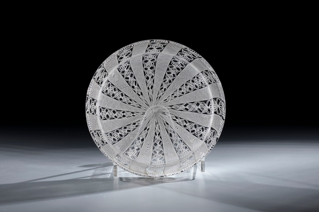 Plate: Plate Venice 18th century Colourless glass with white frosted glass threads. Slightly raised floor with tear-off. Indented mirror and flag with the edge turned downwards. D. 17.5 cm