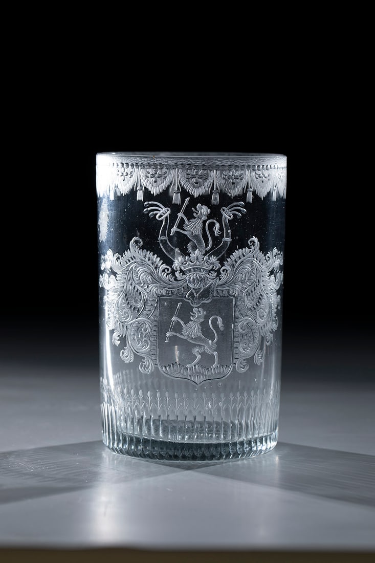 Cylinder cup with coat of arms: Cylinder cup with coat of arms of Franz Anton Riedel, Meistersdorf, c. 1800 Colourless, thin-walled glass. Frontal on the cylindrical wall, partly polished coat of arms with rich helmet ornament. At t