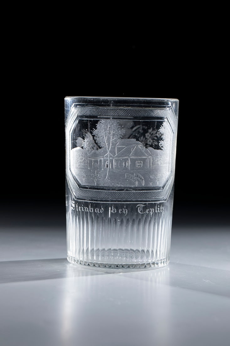Cylinder cup with view of Teplice: Cylinder beaker with view of Teplice North Bohemia, 19th century, wall in the lower part with lancet grind, bottom with polished star. Frontally cut, partly polished, inscribed view ''Steinbad bey Tep