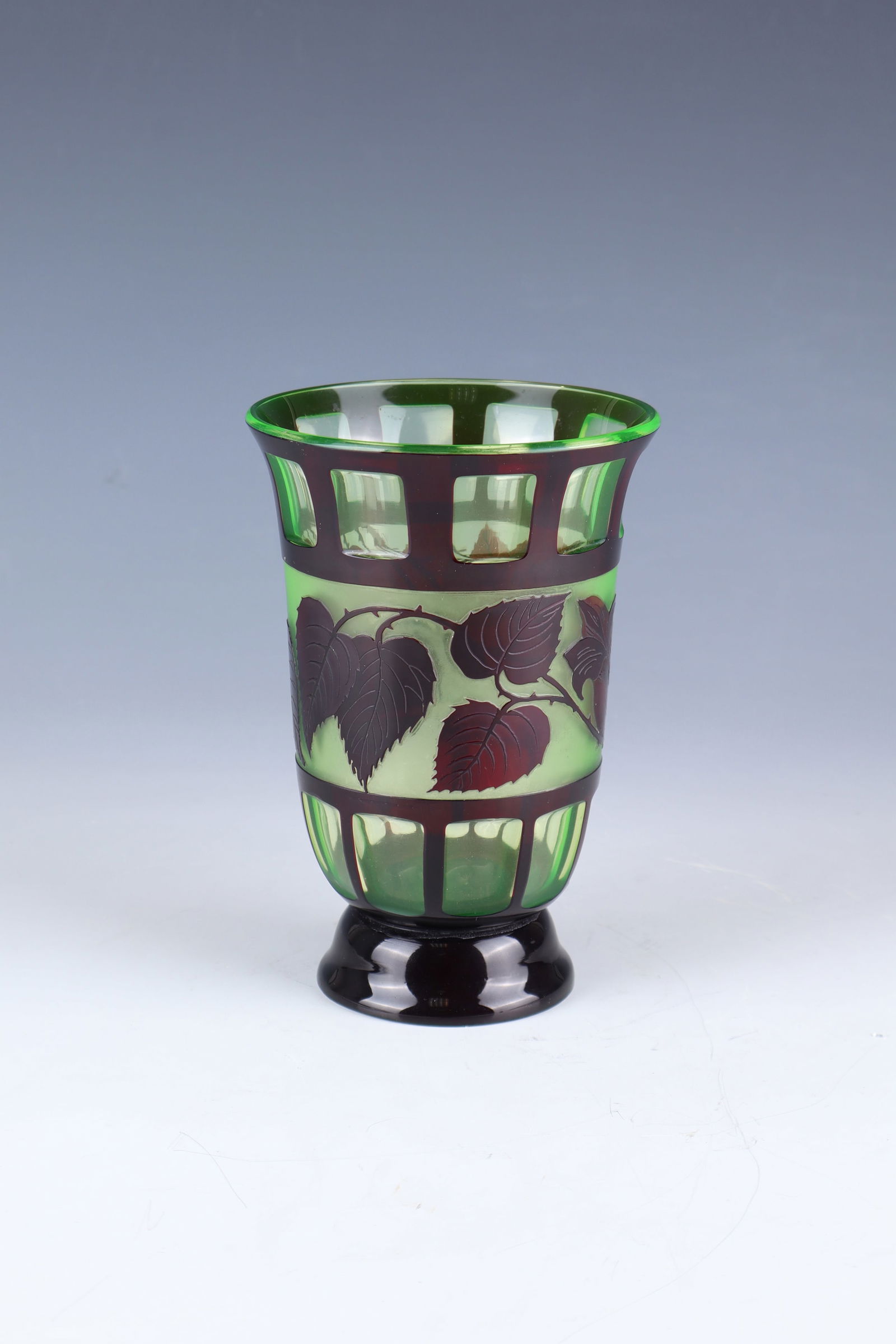 Vase with roses: Vase with roses Loetz Wwe., Klostermühle, c. 1925 Uranium glass, ruby red overlay. Between peeled border wide frieze with etched decoration: rose branches. Contour and interior drawing in flat portra