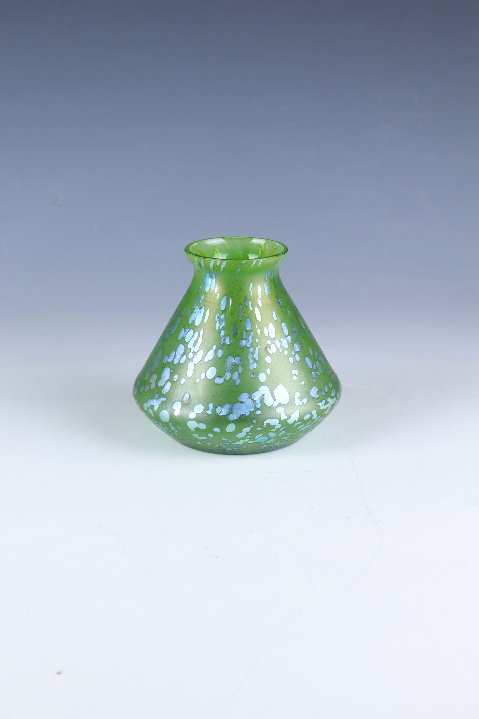Small vase: Small vase Loetz Wwe., Klostermühle, c. 1900 Green glass with silver-yellow crumble melts. Matt iridescent. H. 10.2 cm.