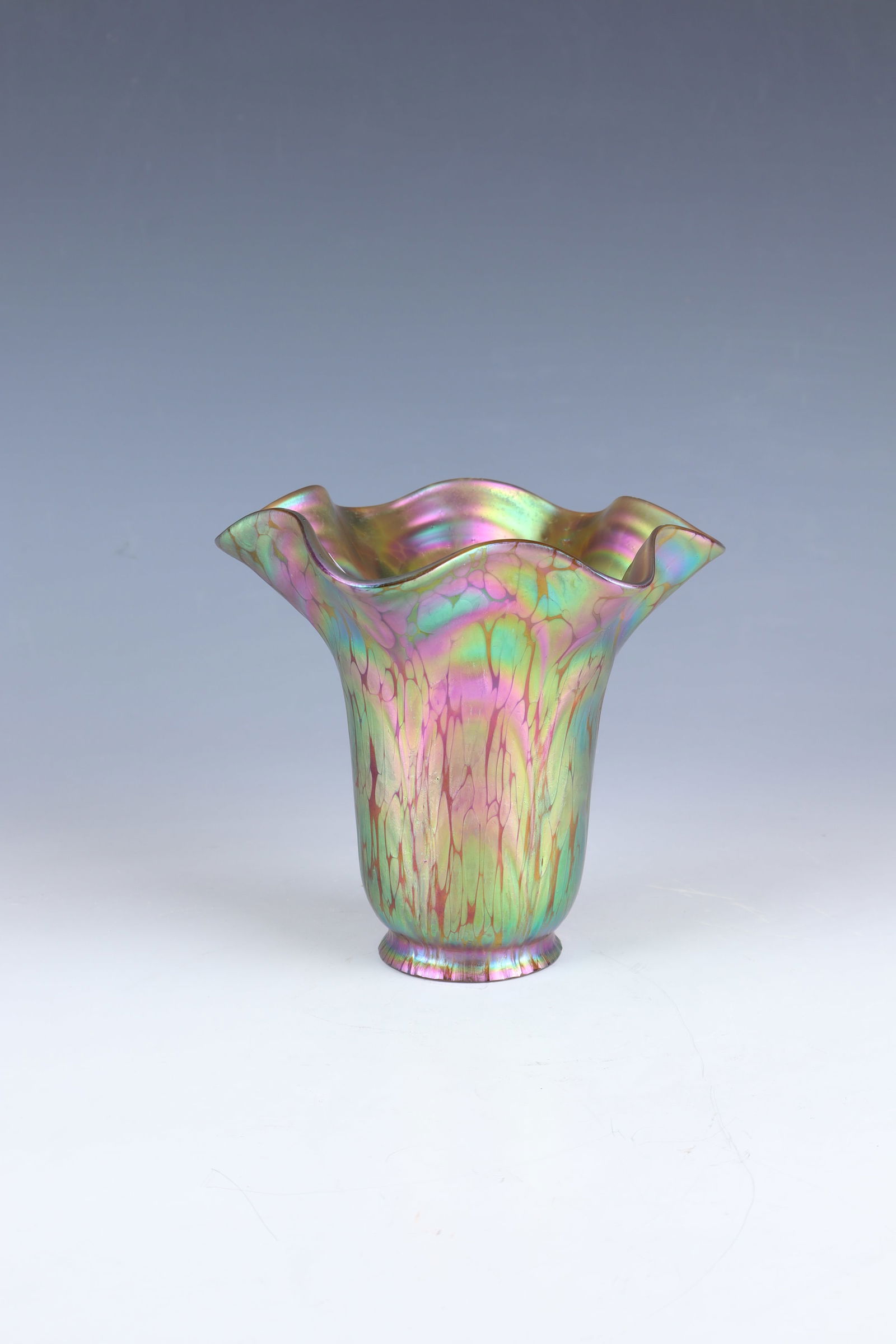 Lampshade: Lampshade Loetz Wwe., Klostermühle, 1920 Colourless glass with flat, silver-yellow crumble melting. Vigorously iridescent. Passy muzzle edge. H. 13.5 cm.