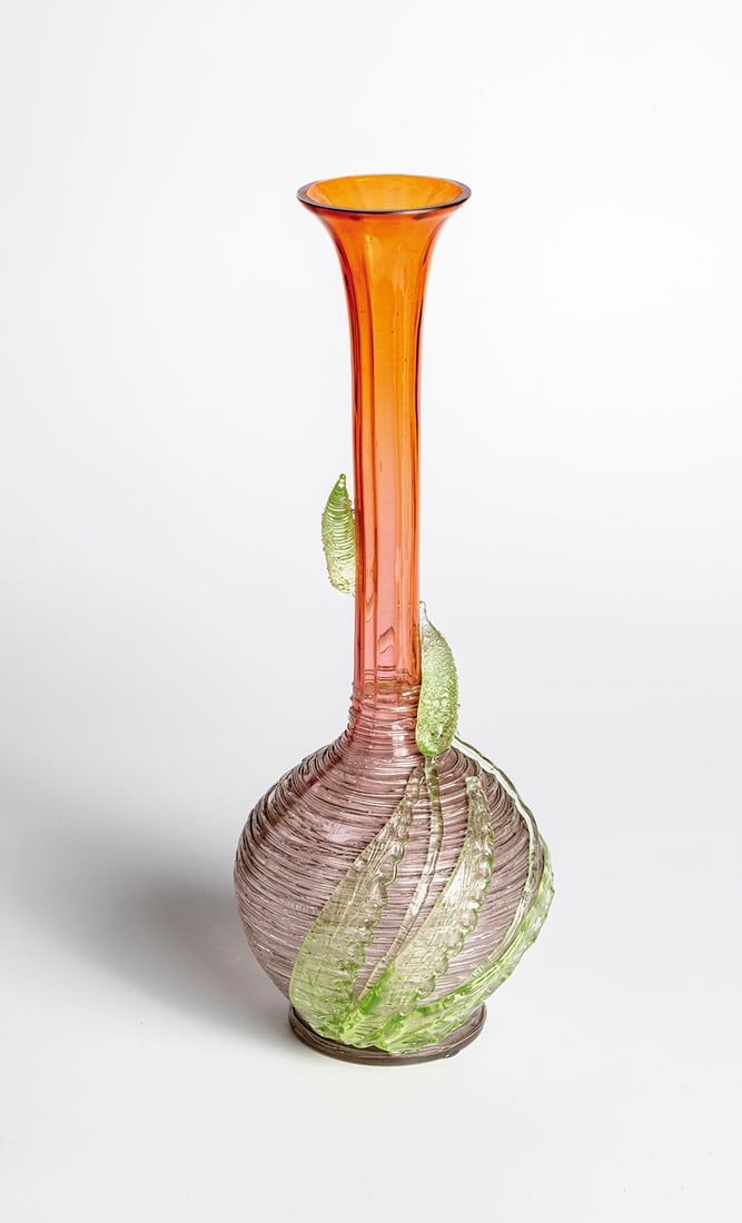 Long-neck vase ''salmon pink gradient Pêle-Mêle with Reseda'': Long-necked vase ''salmon pink gradient Pêle-Mêle with Reseda'' Loetz Wwe., Klostermühle, 1894 Colourless glass, gradient from top to bottom with salmon pink underpinning. The outer wall is wound w