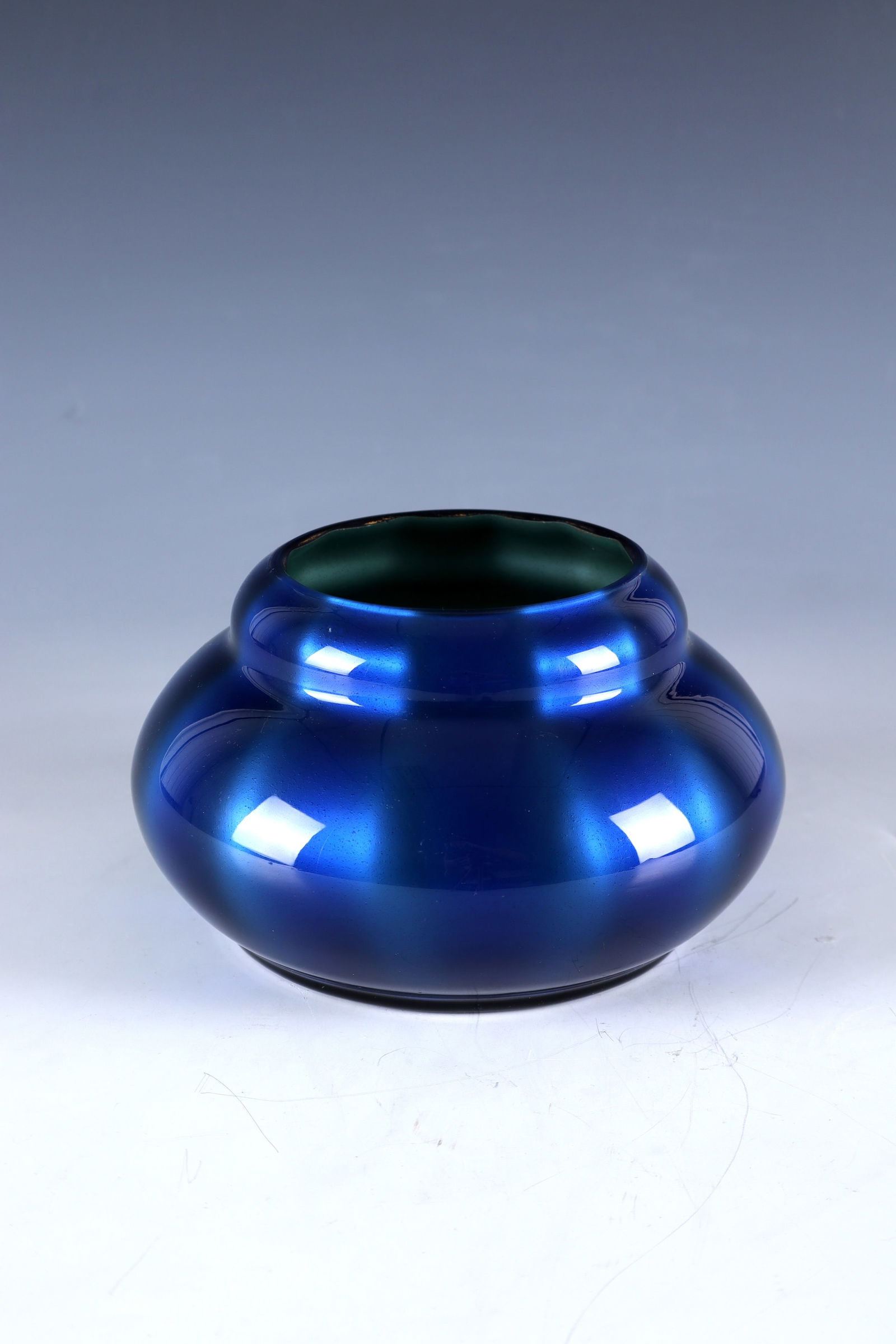 Bowl vase ''blue metallin'': Bowl vase ''blue metallin'' Loetz Wwe., Klostermühle, 1905 Green glass with blue powder melting, colourless overlay, optically blown. Gold rim rubbed. h. 10.5 cm. Lit.: Lötz - Bohemian Glass 1880 to