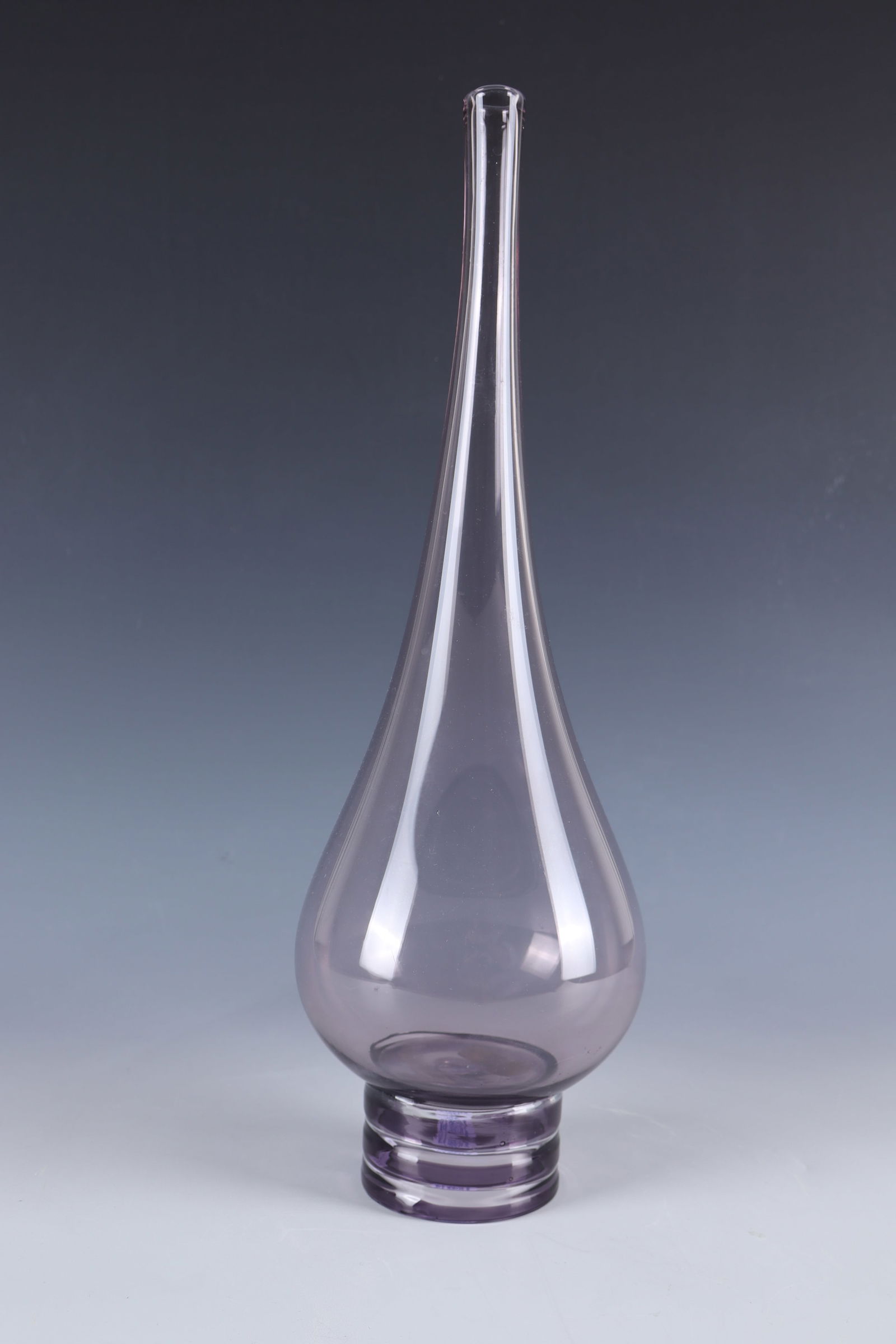 Flaschenvase ''Mordace'': Bottle vase ''Mordace'' Dino Martens (design), Aureliano Toso, 1960, slightly amethyst-coloured glass. Attached stand with purple ribbons melted horizontally in three rows. Underside with original man