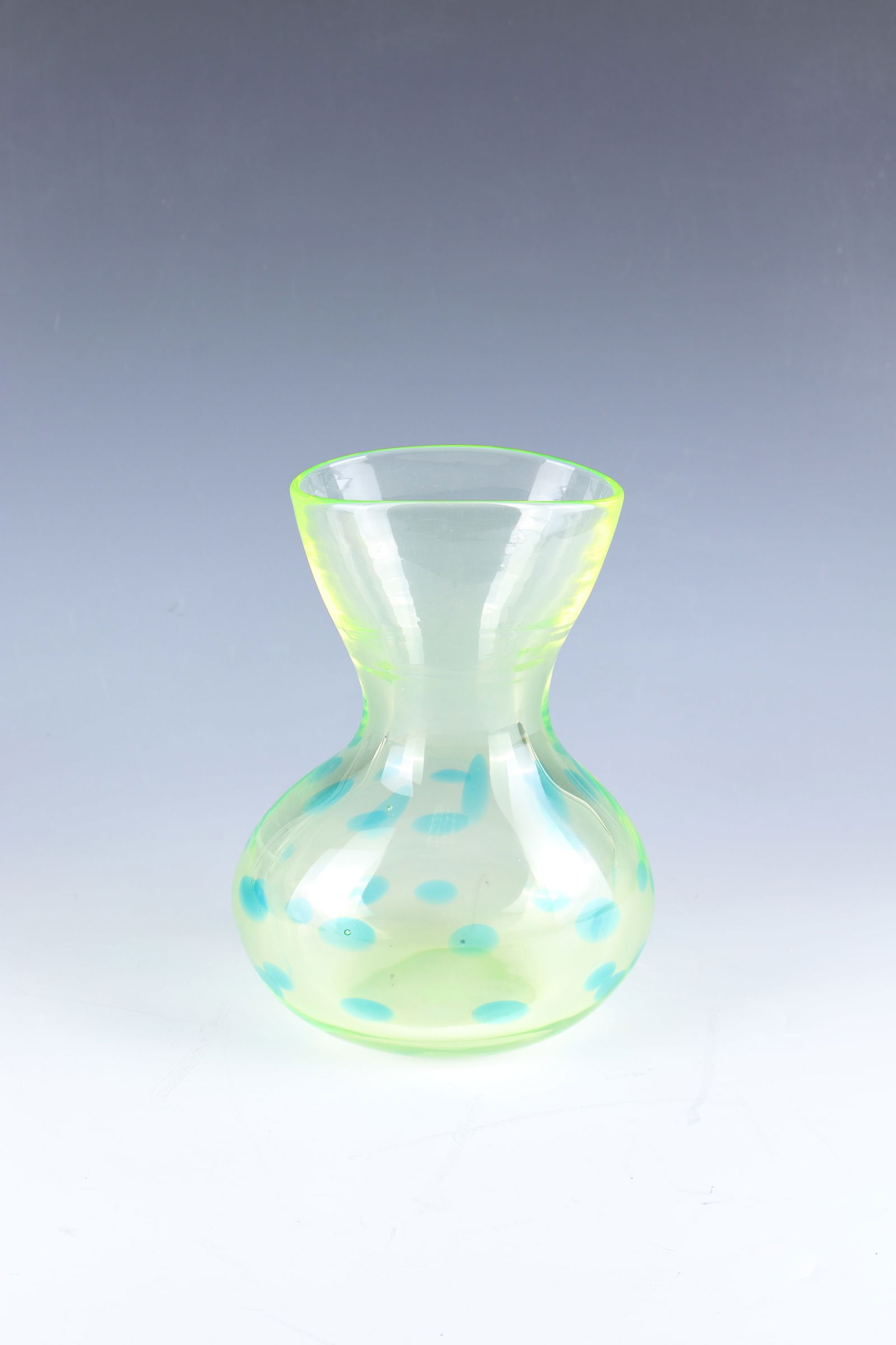Vase: Vase Antonio Da Ros (design), Vetreria Gino Cenedese, Murano, c. 1955 Light yellow uranium glass with melted splashes of color in light blue. H. 22.5 cm.