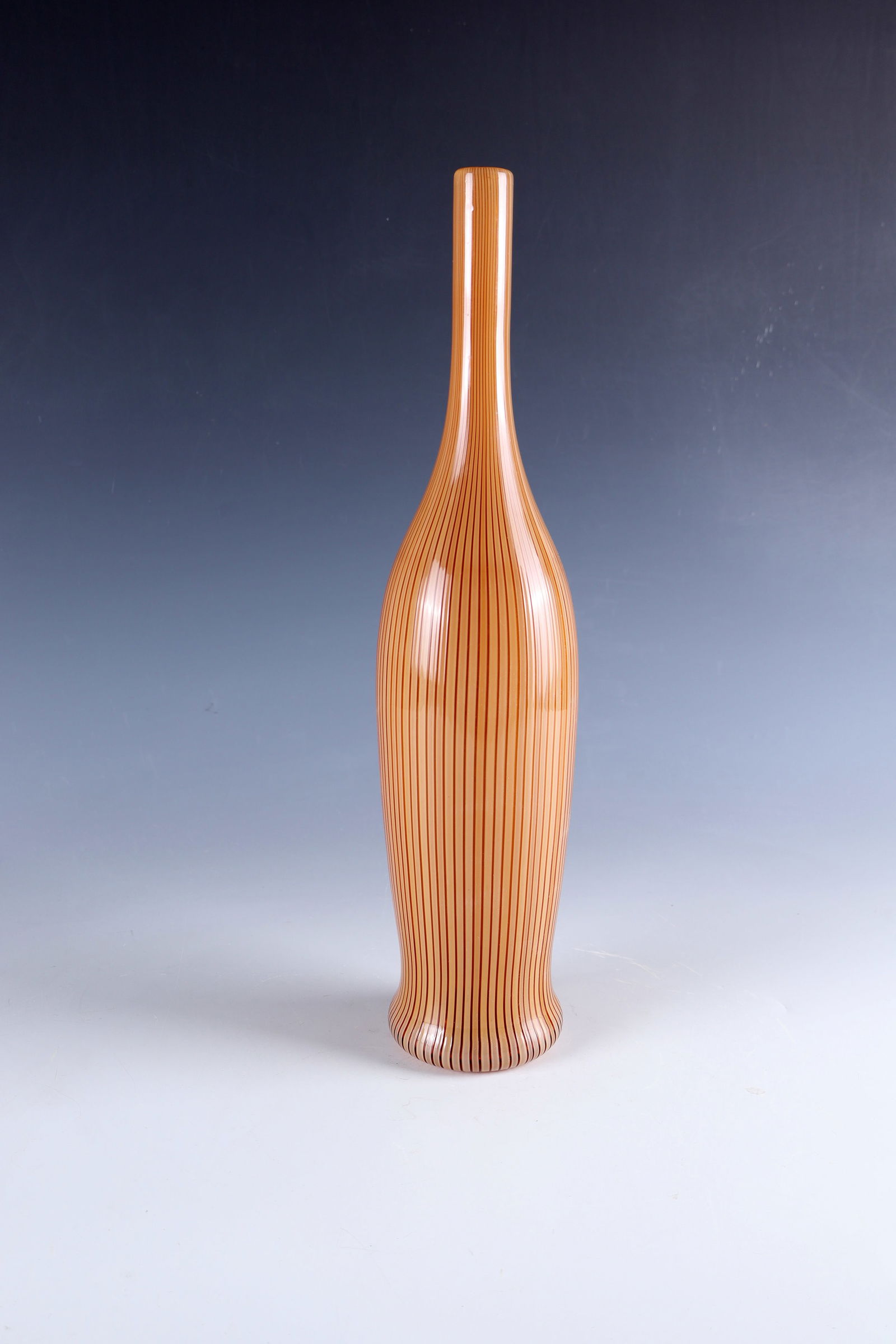 Bottle vase: Bottle vase Vetreria Gino Cenedese, Murano, after 1950 Colourless glass with alternating fused glass rods in shades of brown and ochre. Underside inscribed in engraving: Cenedese. Original adhesive la