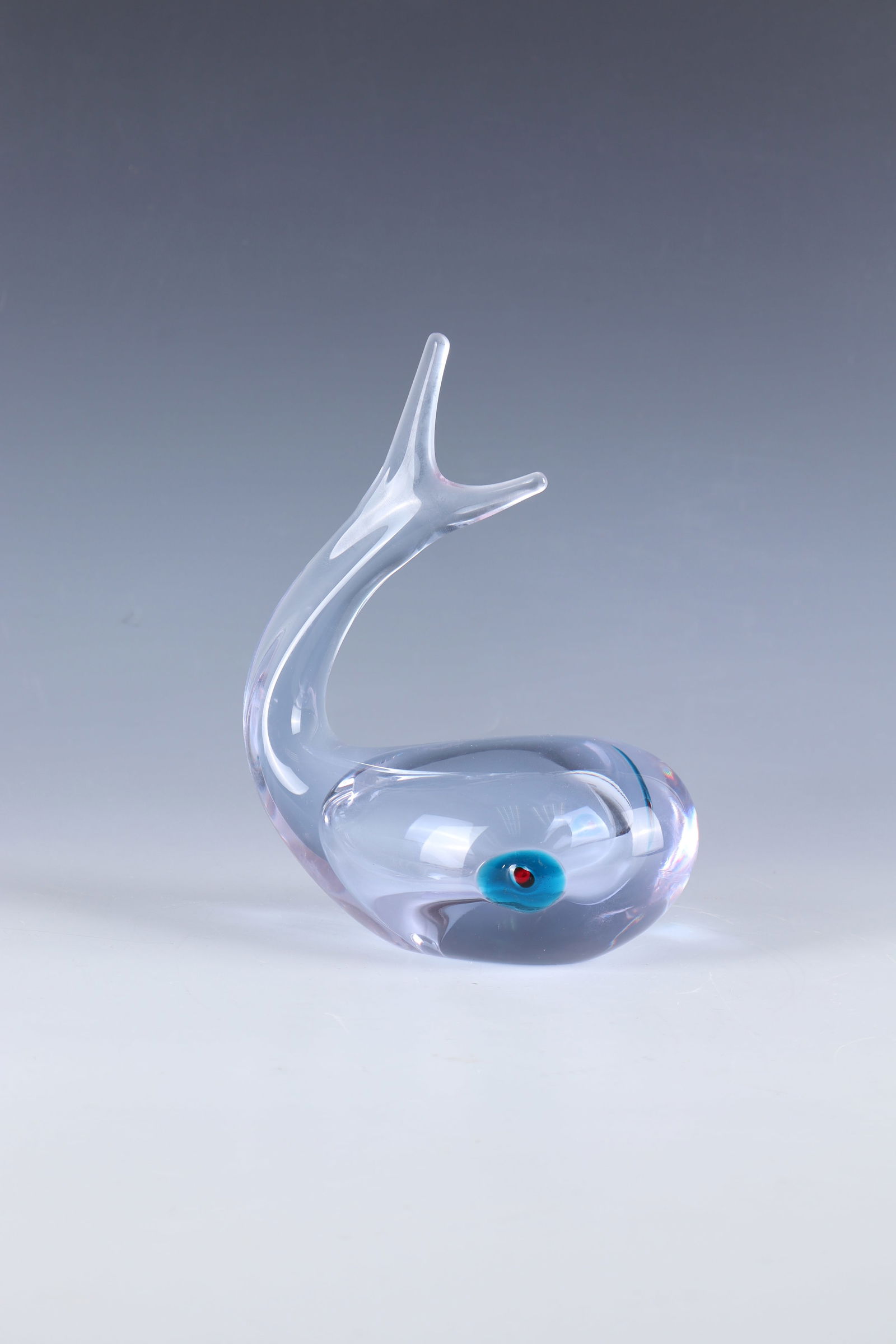 Wal ''Moby Dick'': Whale ''Moby Dick'' Antonio da Ros (design), Cenedese, Murano, c. 1950/60 Alexandrite glass, aquamarine blue and red melting. Free-form. H. 19.5 cm.