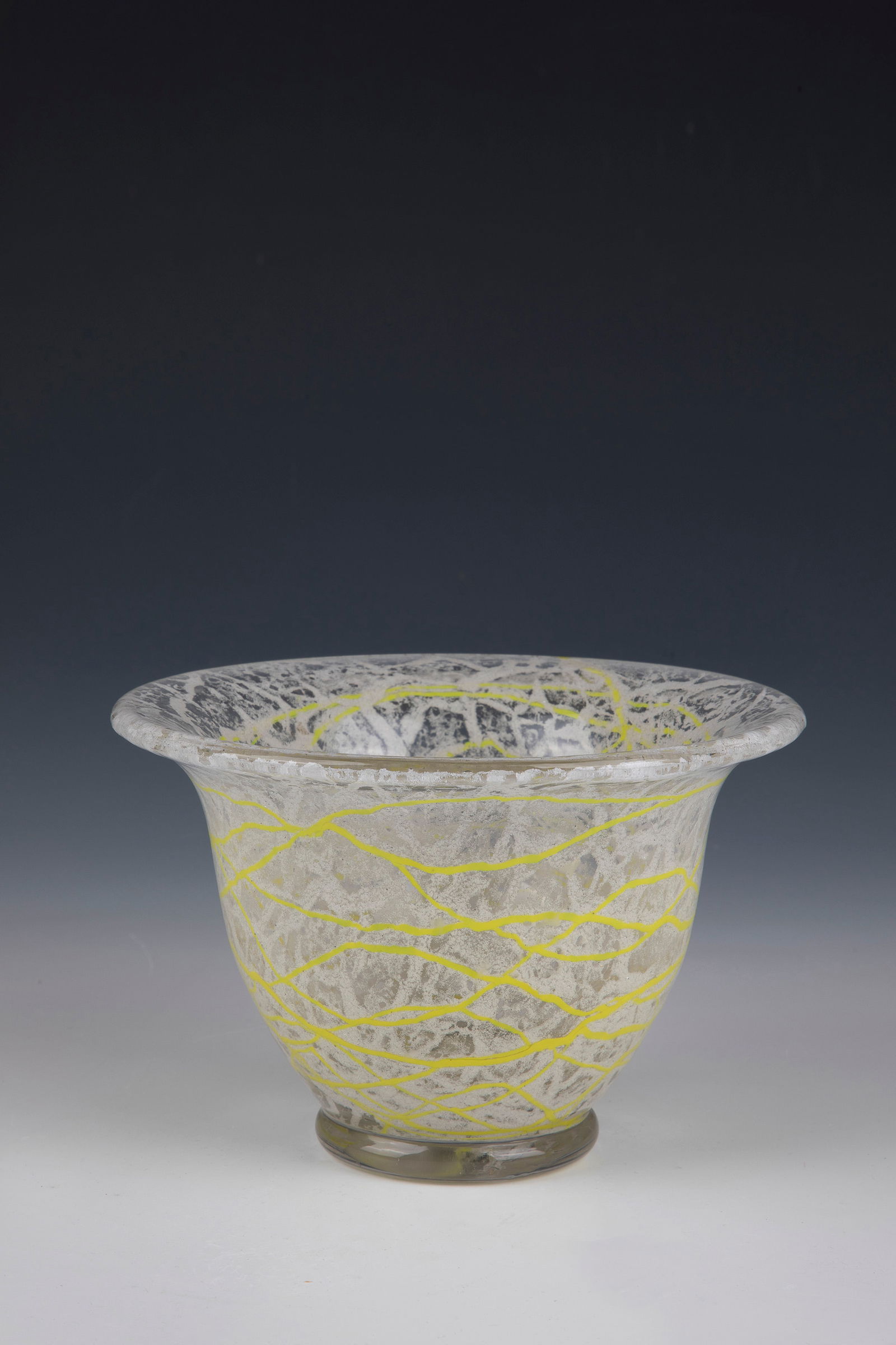 Vase: Vase Loetz Wwe., Klostermühle, c. 1935 So-called foam glass. Melted, white powder and melted threads in yellow. H. 10.7 cm.Vase Loetz Wwe., Klostermühle, um 1935 Sogenanntes Schaumglas. Eing