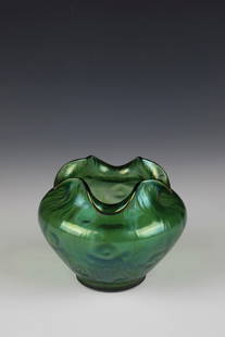 Vase ''Rusticana'': Vase ''Rusticana'' Loetz Wwe., Klostermühle, c. 1899 Green glass, pre-blown in optical form with gnarled structure. Matt iridescent. Muzzle lobed down four times. H. 11 cm.Vase ''Rusticana''