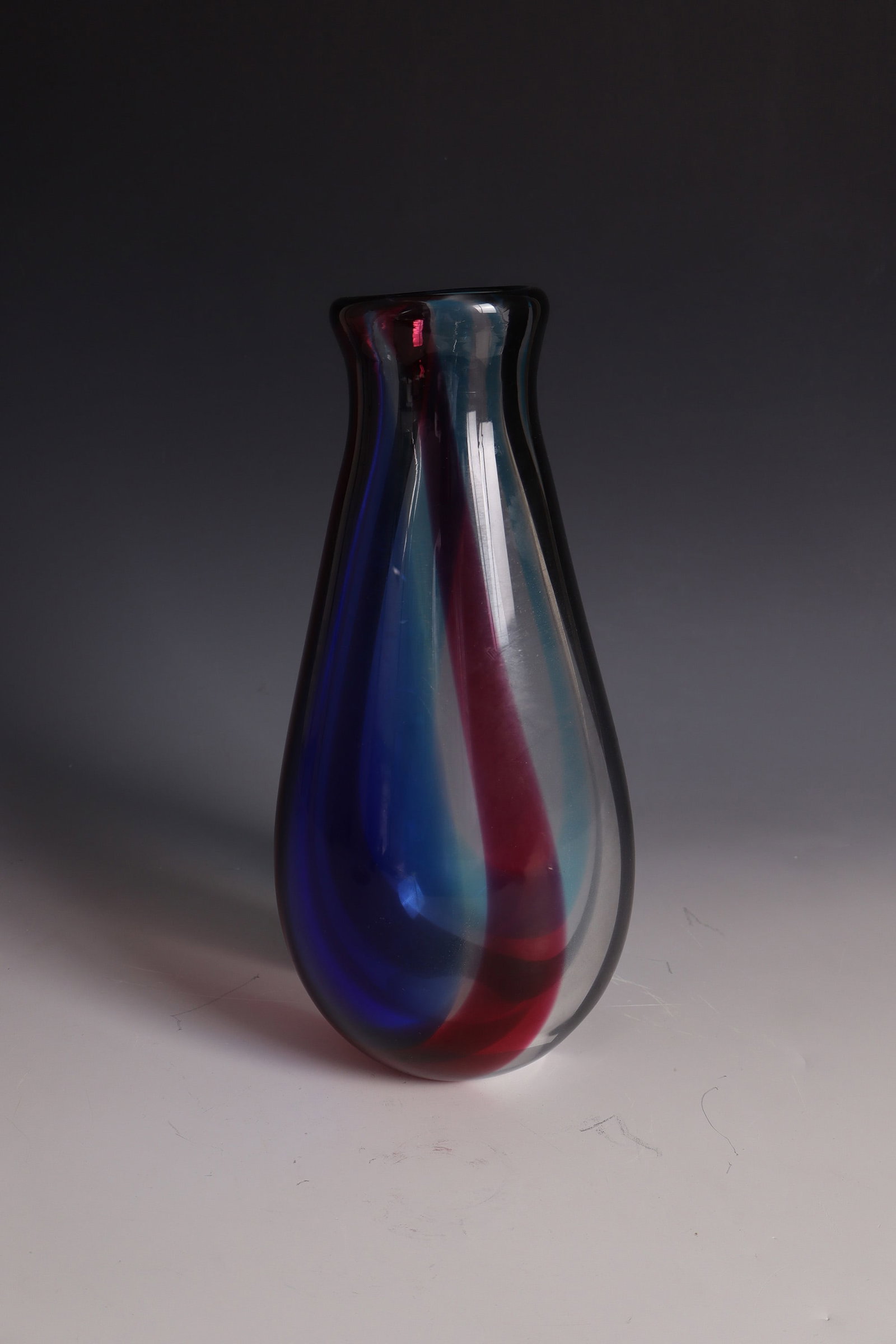 Vase: Murano vase, 1960s Colourless glass with black violet, magenta, dark blue and aquamarine blue colour inclusions. H. 31.5 cm. Vase Murano, 1960er Jahre Farbloses Glas mit Farbeinschmelzungen in Schwarz
