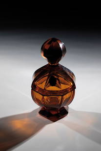 Lidded jar: Lidded box Wohl, Moser, Karlsbad, 1920 Amber-coloured glass with peel cut. On the lid with label remnants. Min. bumped. H. 19 cm.Deckeldose Wohl, Moser, Karlsbad, 1920 Bernsteinfarbenes Glas mit