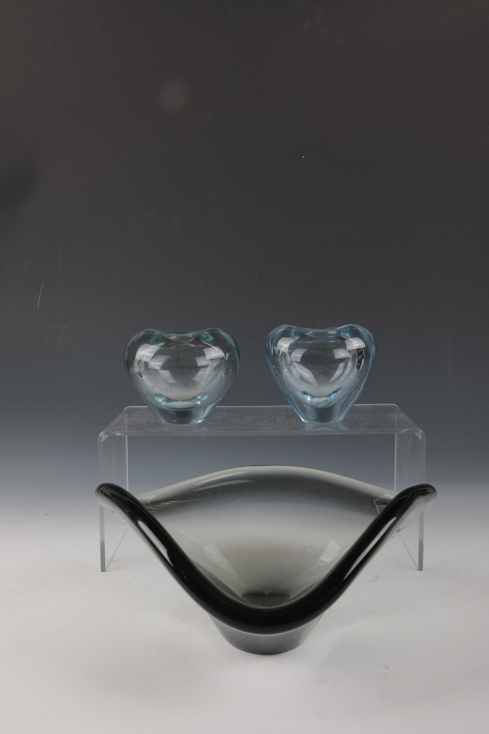 Mixed lot: Two vases and a bowl: Mixed lot: Two vases and a bowl of Holmegaard, mid-20th century Colourless, slightly bluish or smoky-grey glass. Underside inscribed: Holmegaard 1955 or Holmegaard 1961 and 1959. H. 8.5 cm; bowl: 11.5