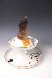 Important étagère with smoky topaz attachment: Important étagère with smoky topaz top, Höchst, 20th century Plates of different sizes on two levels with depictions of bees and honeycombs as well as a single butterfly in polychrome